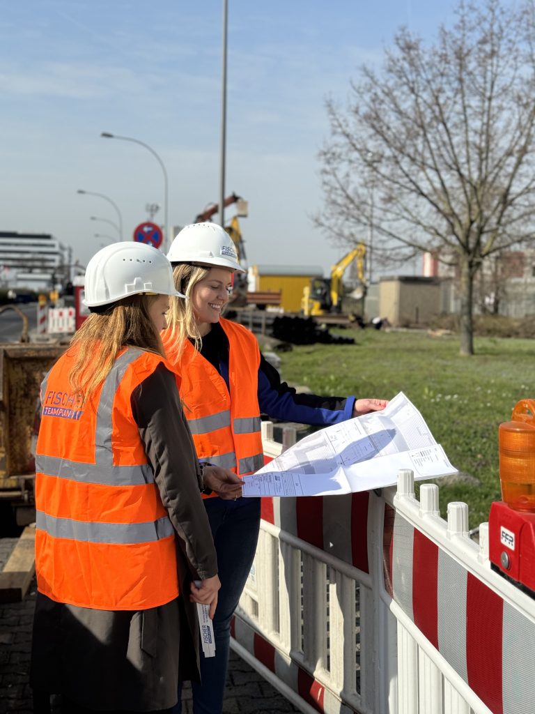 deine einstiegsmoeglichkeiten bei fischer teamplan 1 Bauarbeiterinnen besprechen Baupläne