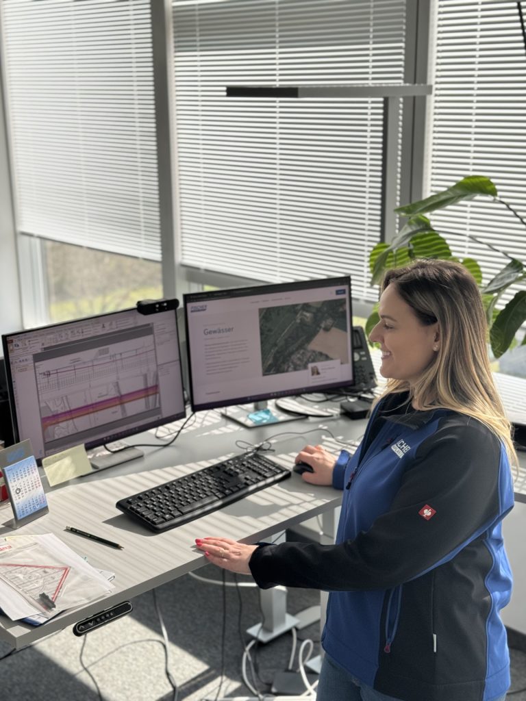 deine einstiegsmoeglichkeiten bei fischer teamplan 2 Frau arbeitet am Computer