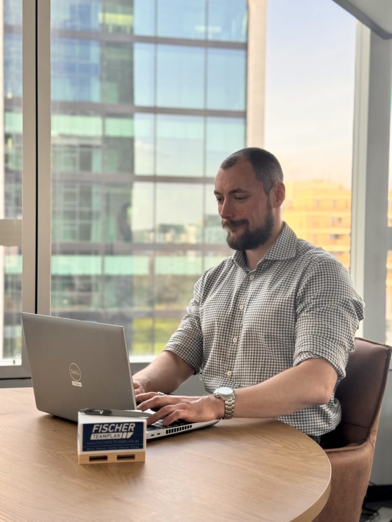 deine einstiegsmoeglichkeiten bei fischer teamplan 3 Mann arbeitet am Laptop