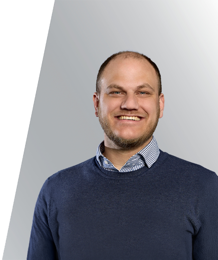Startseite Mann lächelt, blaues Hemd